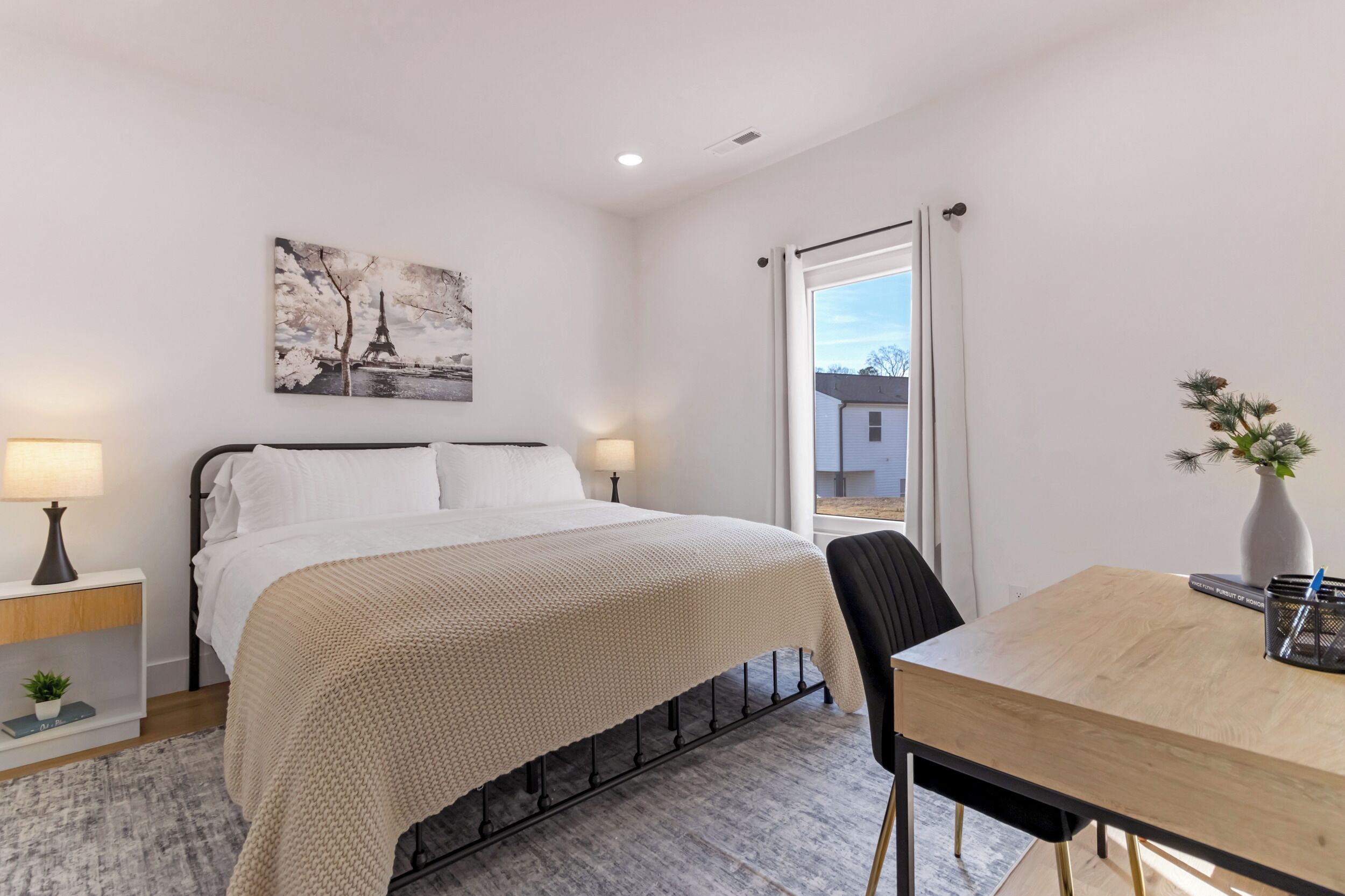 3 chambres, bureau, fer et planche à repasser, lit parapluie