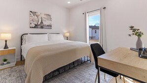 3 slaapkamers, een bureau, een strijkplank/strijkijzer, reisbedje