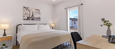 3 chambres, bureau, fer et planche à repasser, lit parapluie