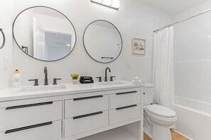 Shower, hair dryer, towels, soap - Sleeps 10 Modern house in Spartanburg (Spartanburg)