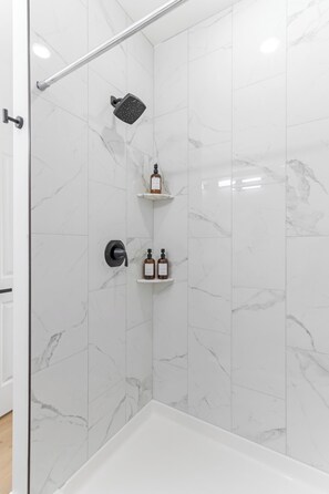 Shower, hair dryer, towels, soap - Sleeps 10 Modern house in Spartanburg (Spartanburg)