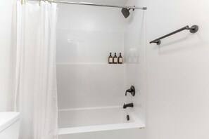 Shower, hair dryer, towels, soap - Sleeps 10 Modern house in Spartanburg (Spartanburg)