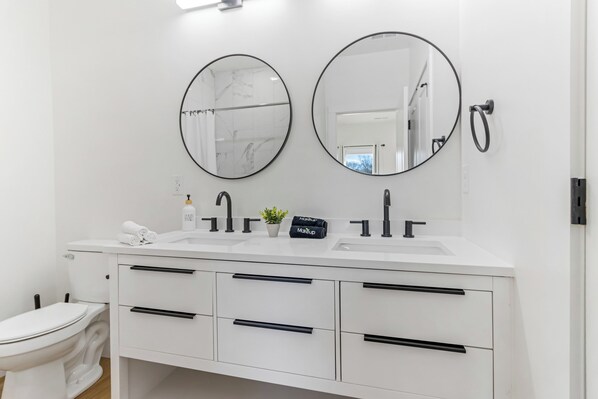 Shower, hair dryer, towels, soap - Sleeps 10 Modern house in Spartanburg (Spartanburg)