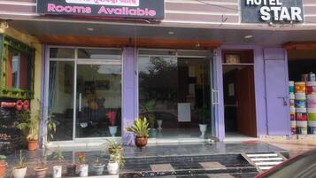 تفاصيل الفندق من الخارج