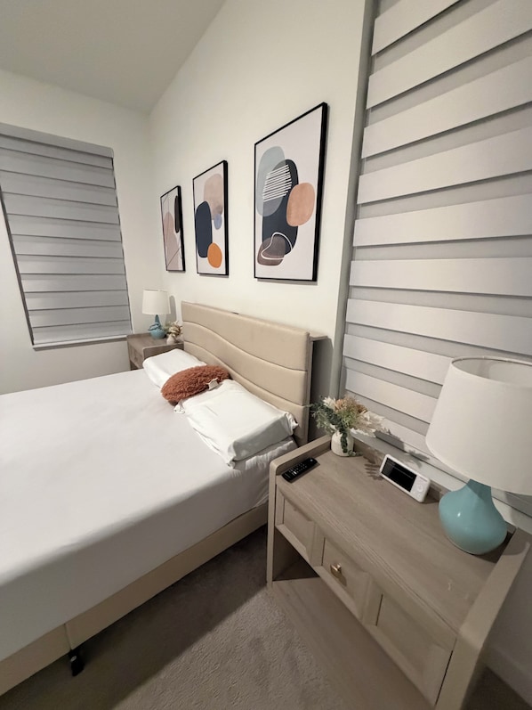 Tabla de planchar con plancha, wifi, ropa de cama