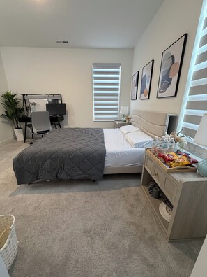 Tabla de planchar con plancha, wifi, ropa de cama
