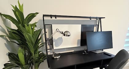 Cozy private 1-bedroom in a Single family home