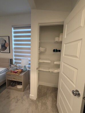 Tabla de planchar con plancha, wifi, ropa de cama