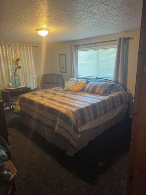 4 bedrooms, iron/ironing board, WiFi, bed sheets