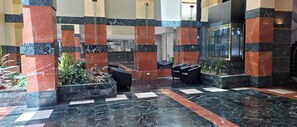 Lobby - Bright 2 b/room apartment -up to 6 guests-parking incl. Central to everything. (Melbourne)