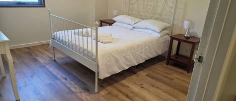 2 slaapkamers, een strijkplank/strijkijzer, wifi, beddengoed