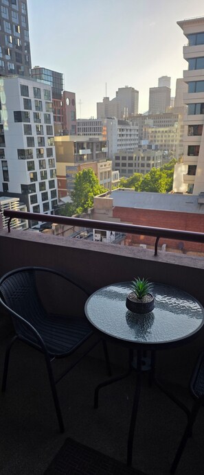 Outdoor dining - Bright 2 b/room apartment -up to 6 guests-parking incl. Central to everything. (Melbourne)