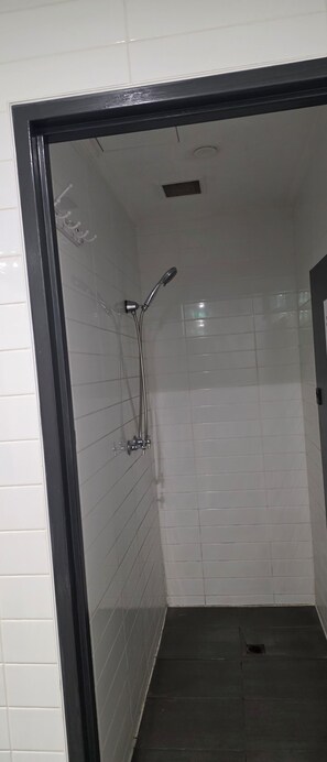 Shower, hair dryer, towels, soap - Bright 2 b/room apartment -up to 6 guests-parking incl. Central to everything. (Melbourne)