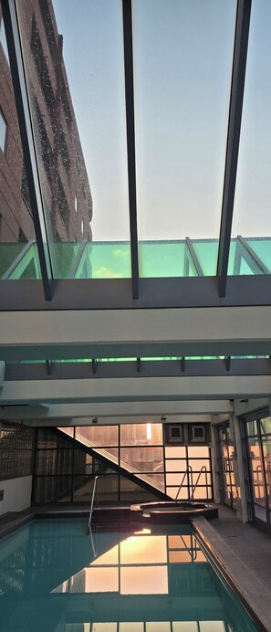Pool - Bright 2 b/room apartment -up to 6 guests-parking incl. Central to everything. (Melbourne)