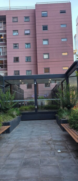 Property grounds - Bright 2 b/room apartment -up to 6 guests-parking incl. Central to everything. (Melbourne)