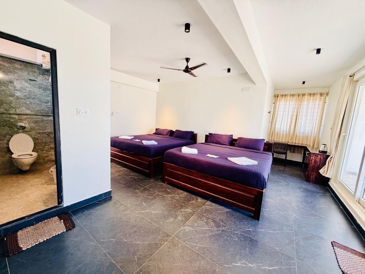 Escritorio, wifi gratis y ropa de cama 