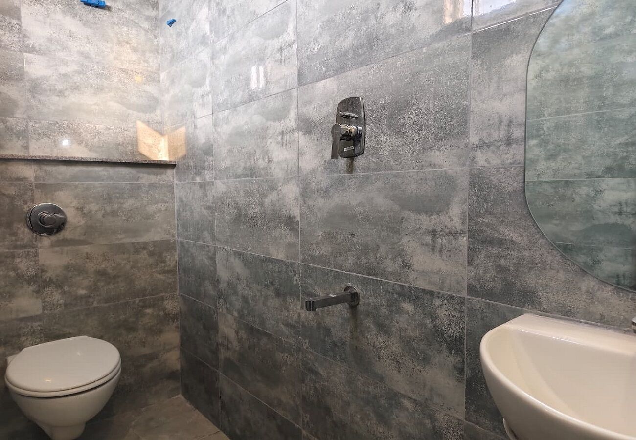 Family Studio Suite | Bathroom | Towels