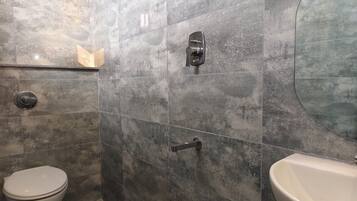 Family Studio Suite | Bathroom | Towels