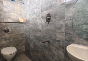 Familien-Studiosuite | Badezimmer