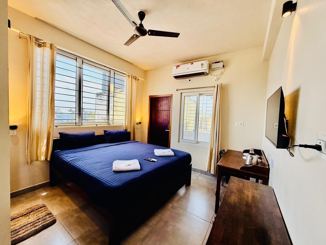 Escritorio, wifi gratis y ropa de cama 