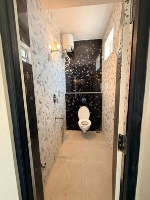 Single Room | Bathroom | Shower, towels, soap - Villa Govindaraj (Puducherry)