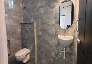 Superior Double Room | Bathroom | Towels - Villa Govindaraj (Puducherry)