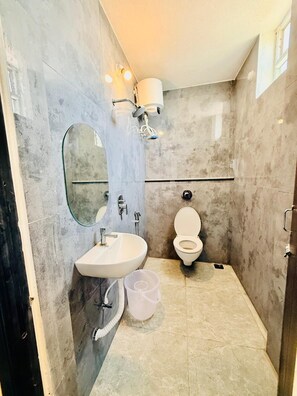 Superior Tek Büyük Yataklı Oda | Banyo | Duş, havlu, sabun 