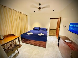 Escritorio, wifi gratis y ropa de cama 