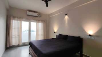 Quarto casal superior | Escrivaninha, Wi-Fi de cortesia, roupa de cama