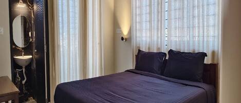 Executive Studio | Desk, free WiFi, bed sheets