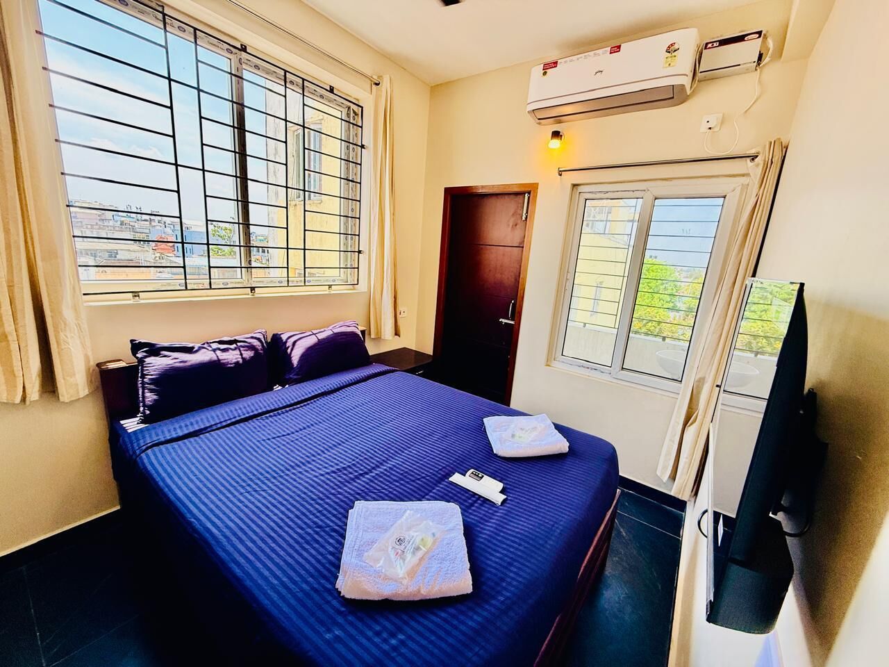 Escritorio, wifi gratis y ropa de cama 