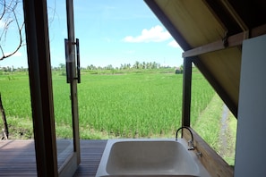 Property grounds - Designer Bamboo A-Frame Hut Amidst Ubud Rice Fields (Kemenuh)