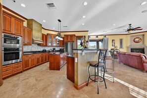 Microwave, oven, stovetop, dishwasher - Luxurious Tuscan-style Villa with magnificent panoramic views. (Apache Junction)