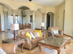 TV, fireplace - Luxurious Tuscan-style Villa with magnificent panoramic views. (Apache Junction)