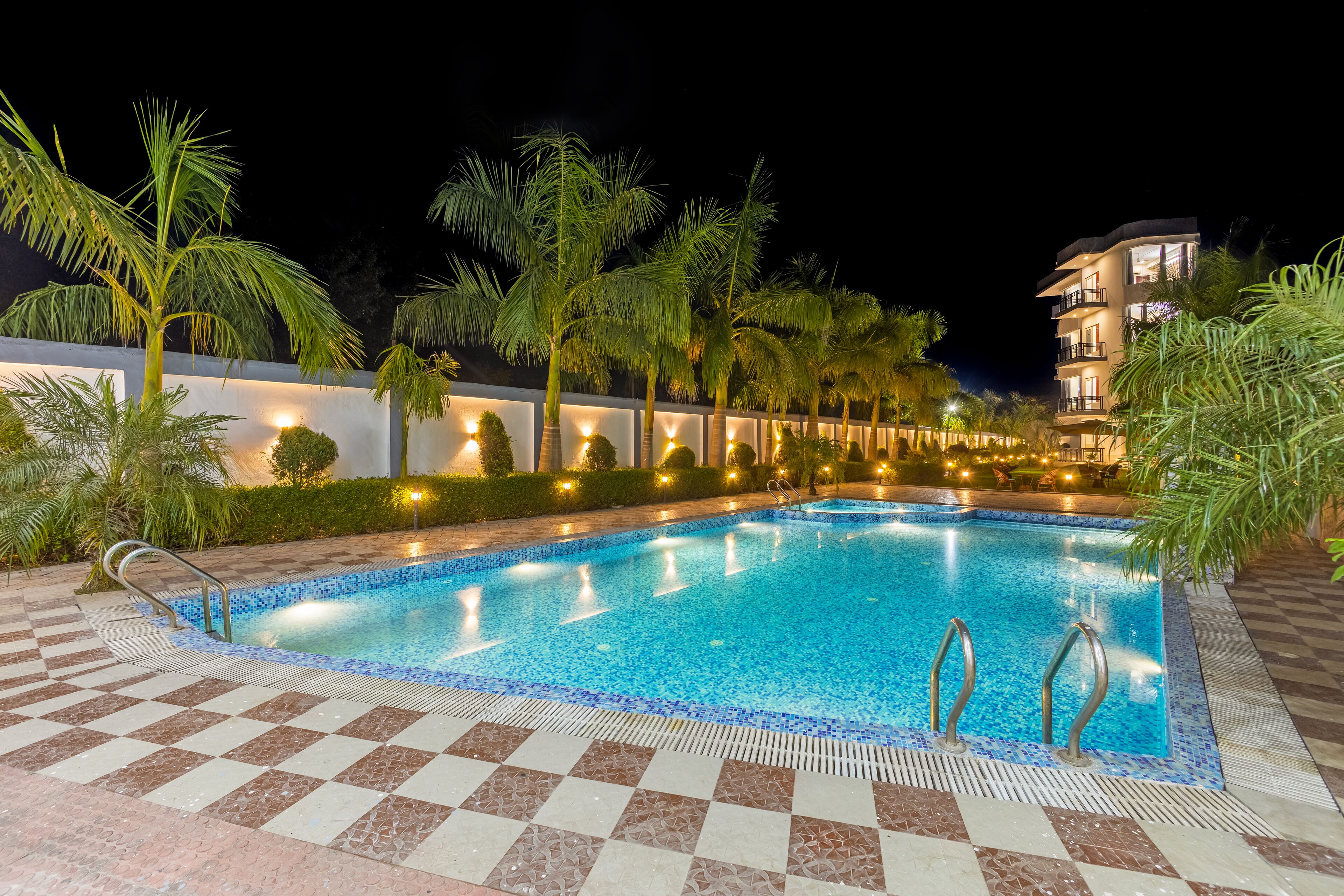 Una piscina al aire libre