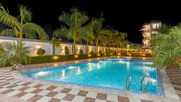 Una piscina al aire libre