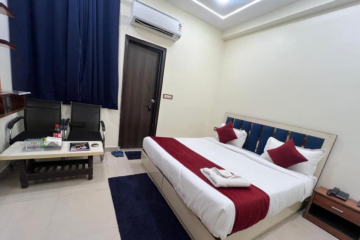 Deluxe Double Room, City View | Desk, laptop workspace, free WiFi