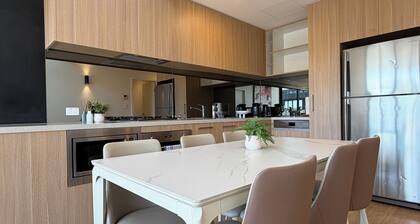 Bright Stylish 2B2B Apartment in Leichhardt