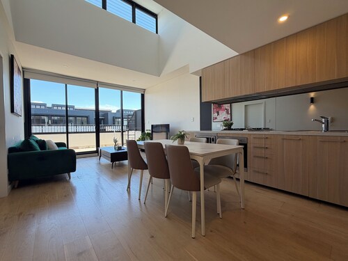 Bright Stylish 2B2B Apartment in Leichhardt