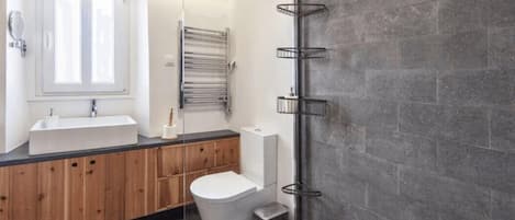 Douche, séchoir à cheveux, serviettes fournies