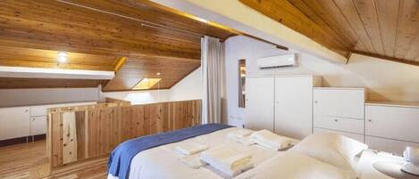 Schreibtisch, Bügeleisen/Bügelbrett, Internetzugang