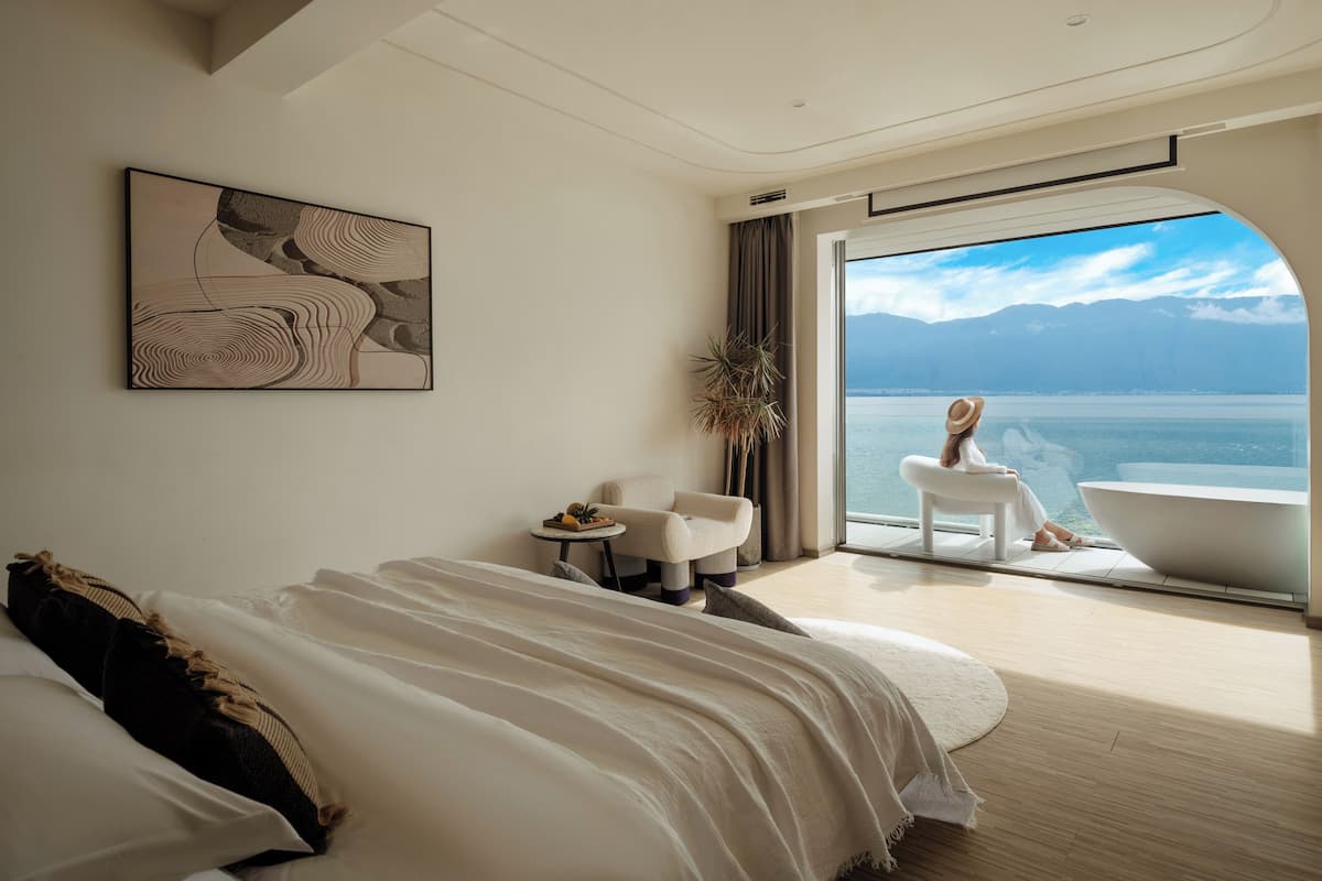 Quarto casal superior, vista para o mar | Edredons de pluma, escrivaninha, cortinas blackout