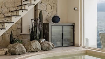 Deluxe Studio Suite, Sea View | Deep soaking bathtub