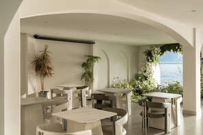 Lobby sitting area - Three Colours Yunhe Hotel Erhai (Dali)