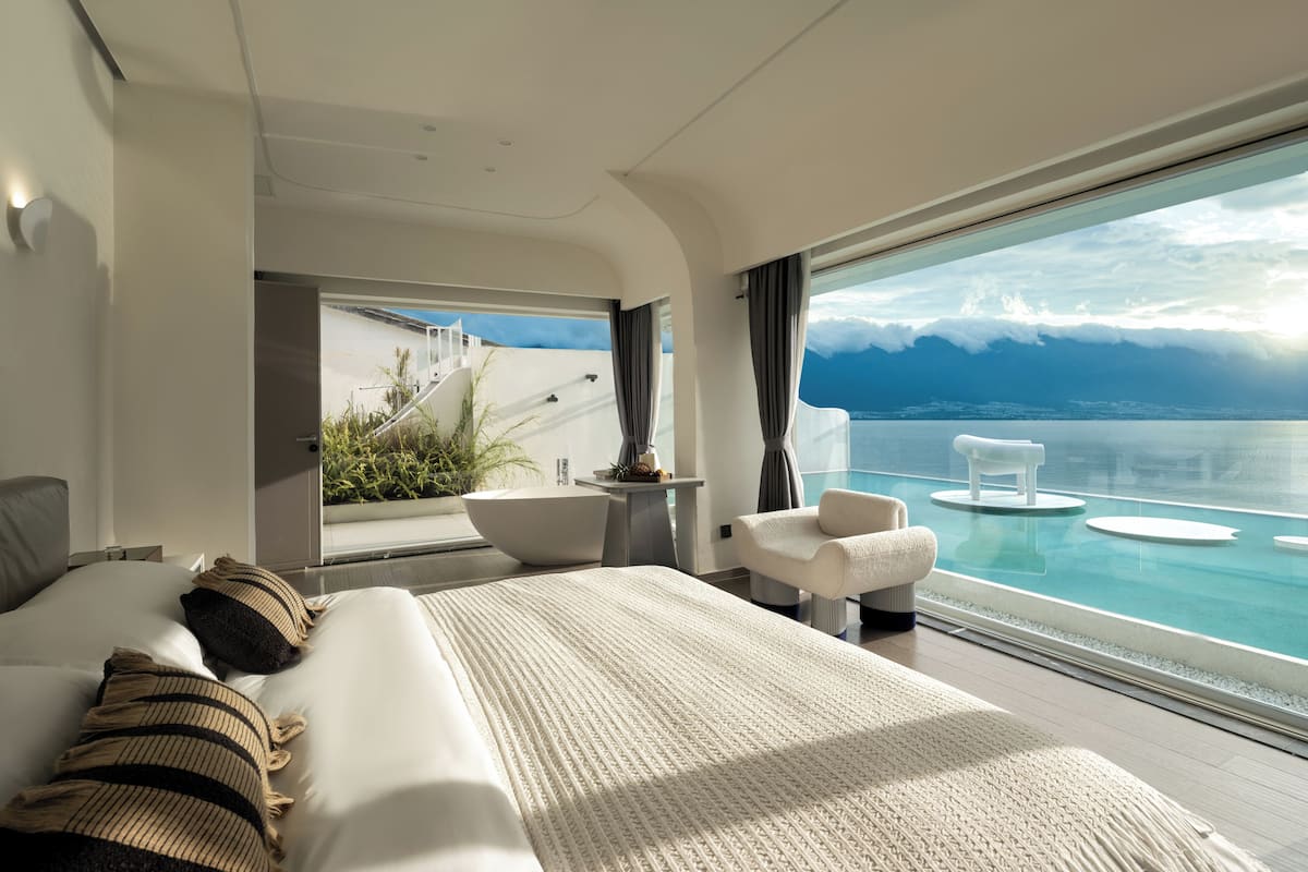 Quarto casal clássico, vista para o mar | Edredons de pluma, escrivaninha, cortinas blackout