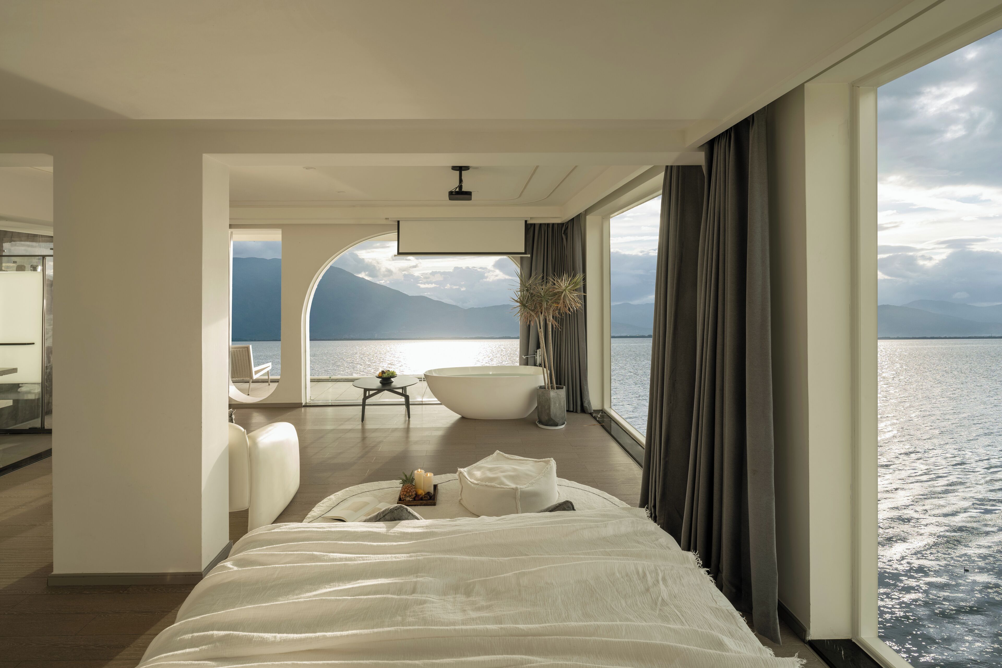 Kahden hengen romanttinen huone, merinäköala | Untuvapeitot, työpöytä, pimennysverhot, äänieristys