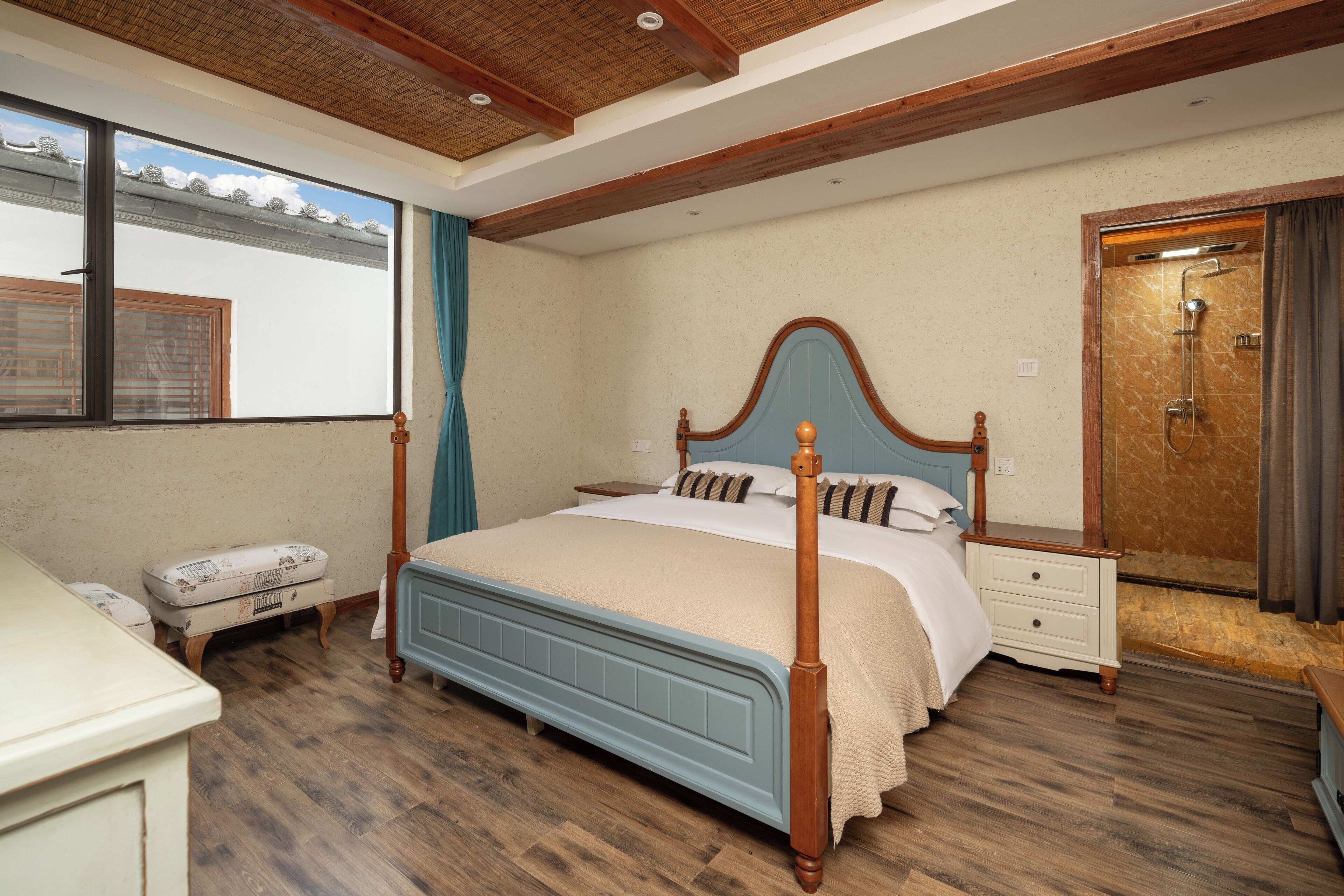 Kahden hengen standard-huone, näköala pihalle | Untuvapeitot, työpöytä, pimennysverhot, äänieristys