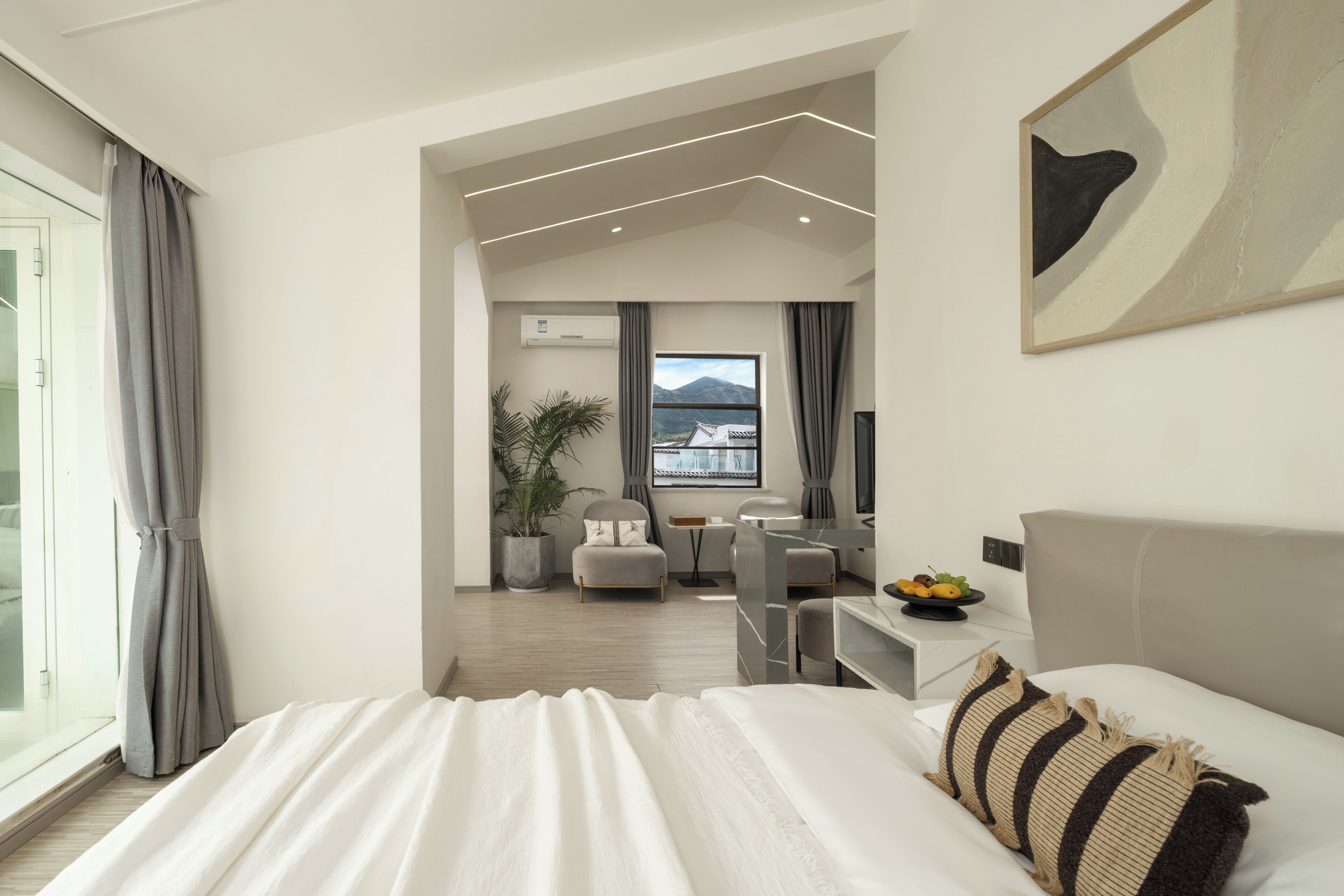 Kahden hengen perhehuone (kaksi sänkyä), näköala pihalle | Untuvapeitot, työpöytä, pimennysverhot, äänieristys