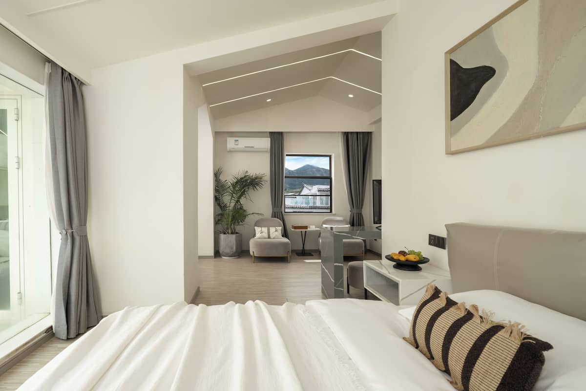 Quarto duplo família, vista para o pátio | Edredons de pluma, escrivaninha, cortinas blackout