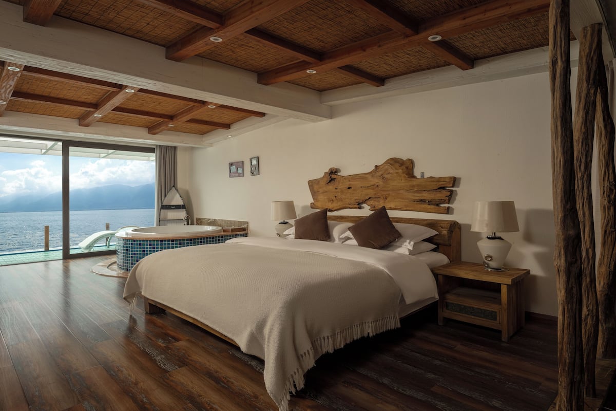 Quarto casal sênior, vista para o mar | Edredons de pluma, escrivaninha, cortinas blackout